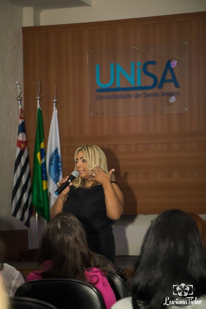 Cilene Nunes palestrando na Universidade de Santo Amaro (UNISA)