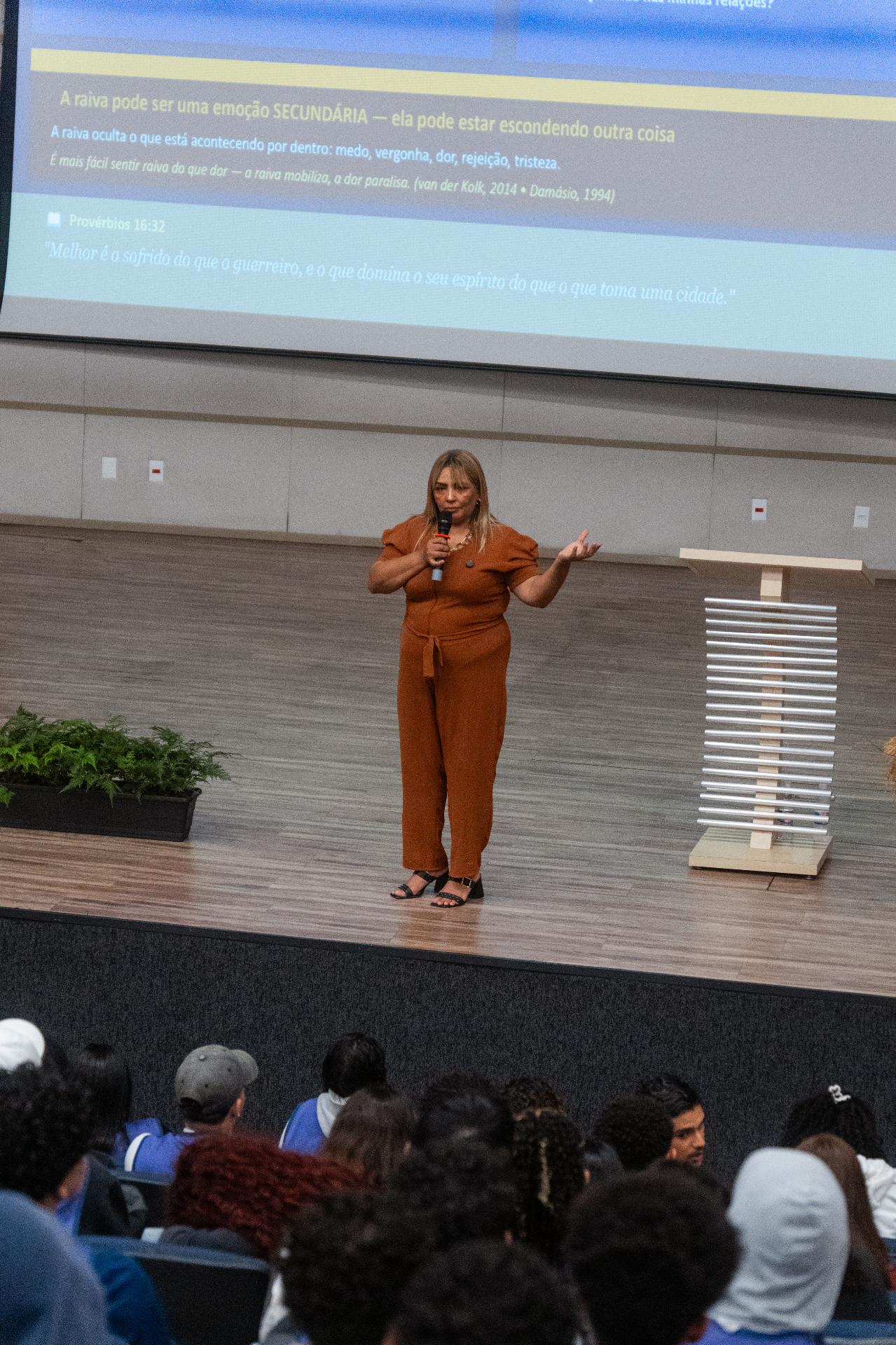 Cilene Nunes em palestra para jovens em auditório